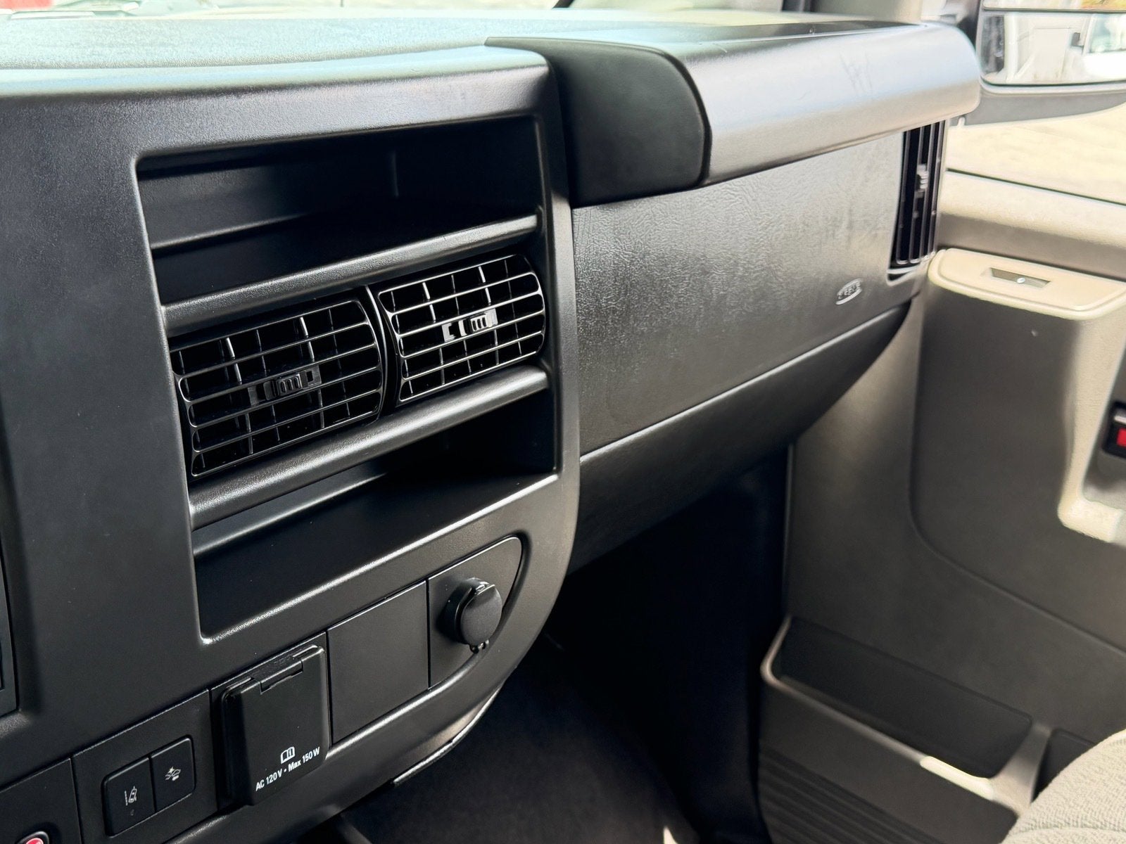 2025 Chevrolet Express Passenger LT