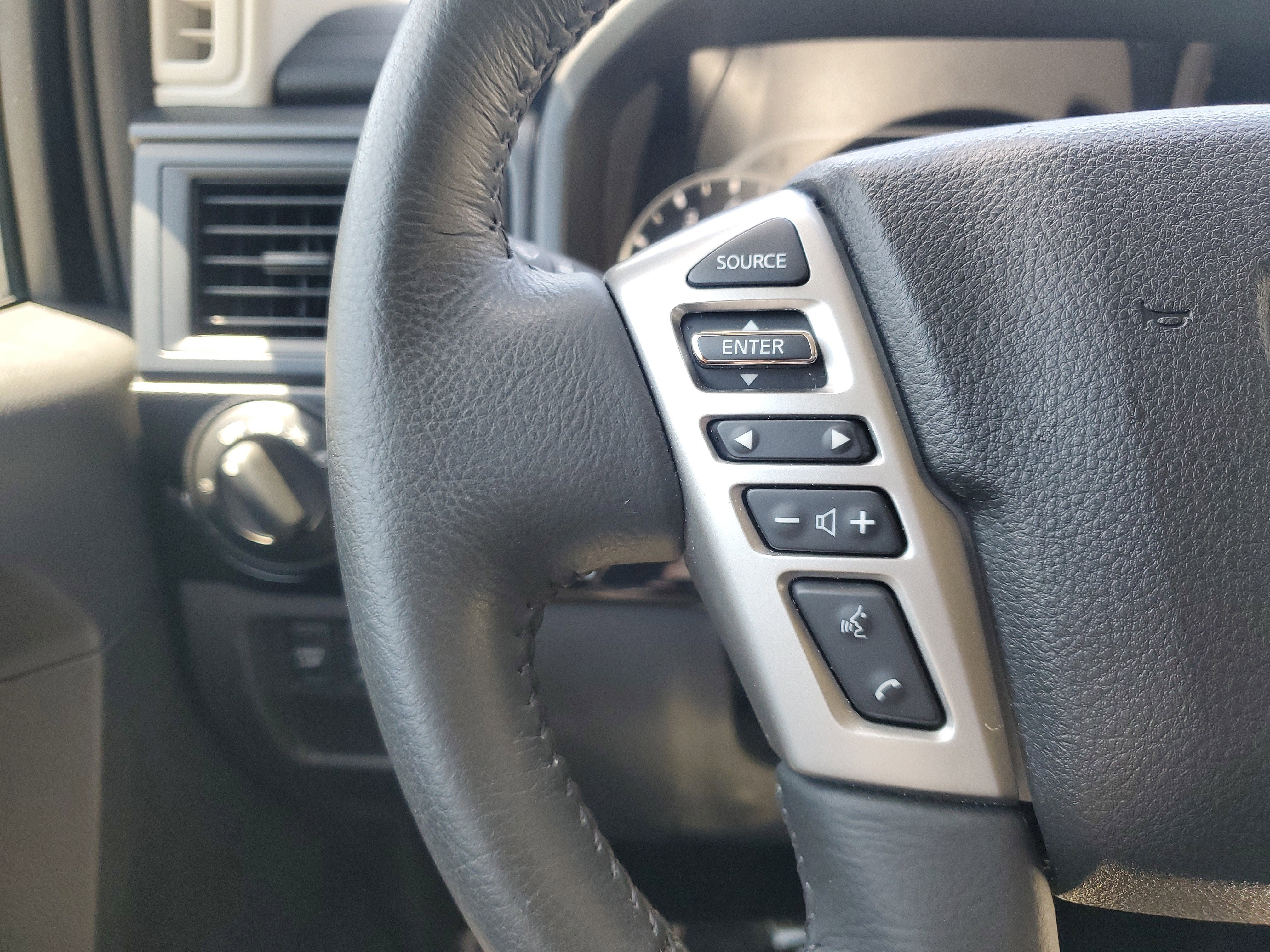 2024 Nissan TITAN Crew Cab SV