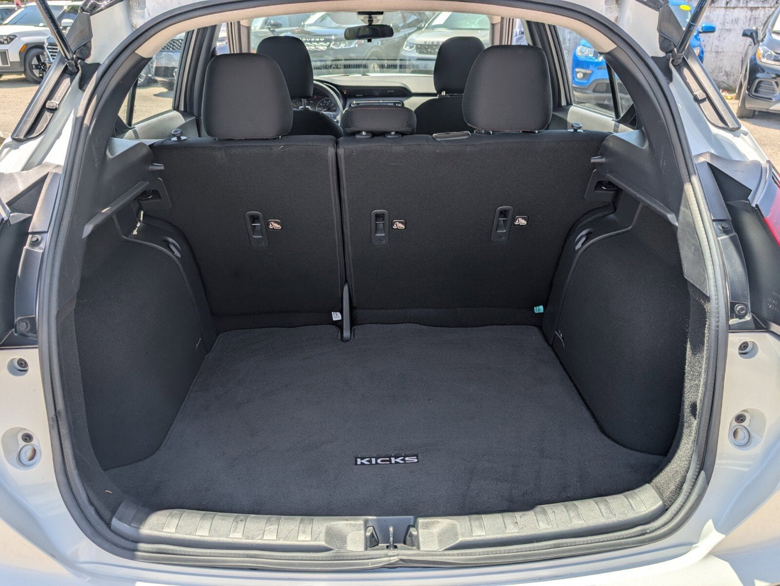 2023 Nissan Kicks SR