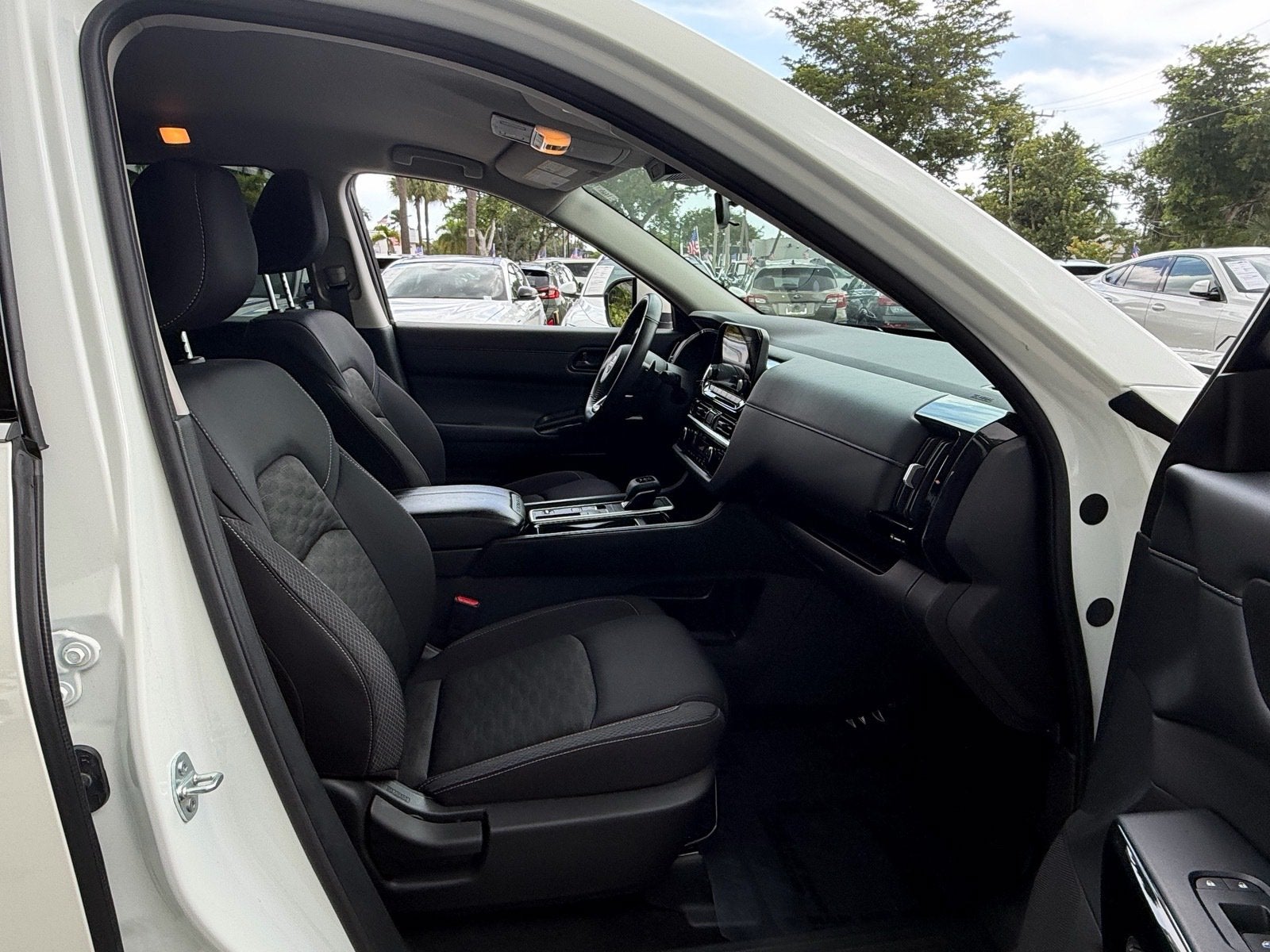 2024 Nissan Pathfinder SV