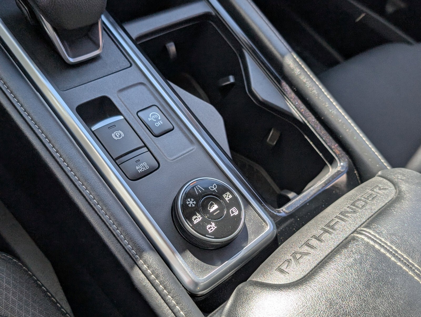 2023 Nissan Pathfinder SV