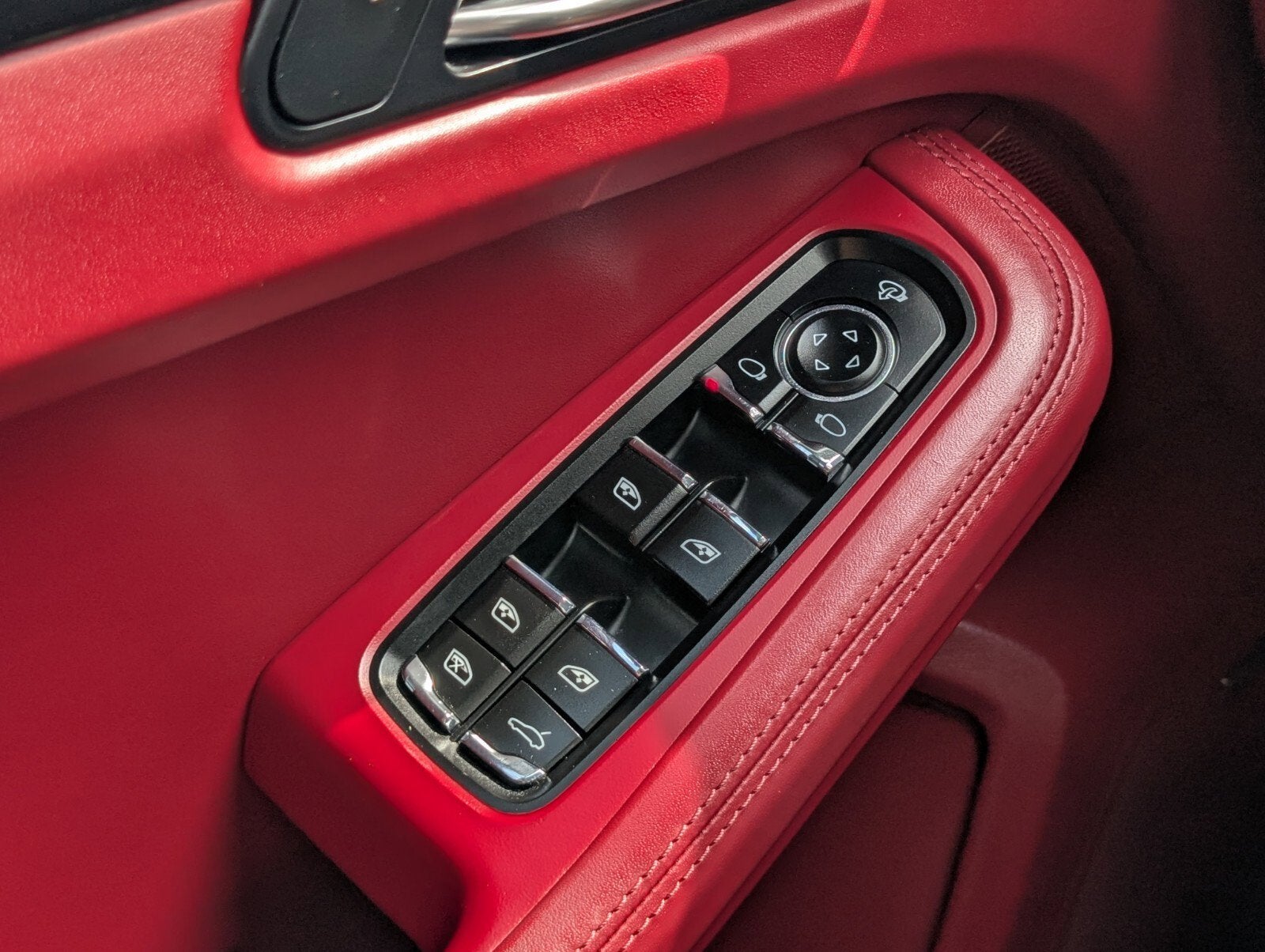 2023 Porsche Macan T